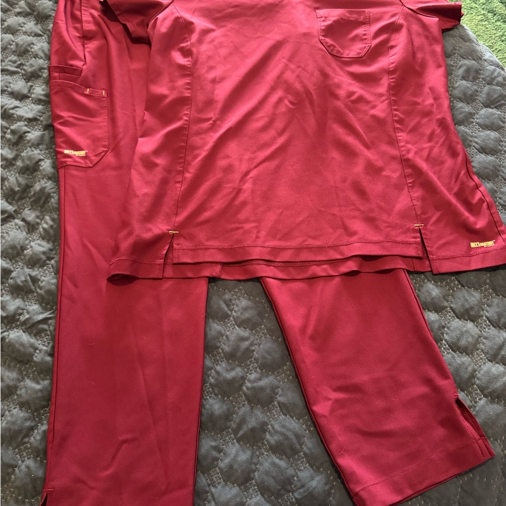 Grey's Anatomy evolve stretch Women's Scrub Set in wine